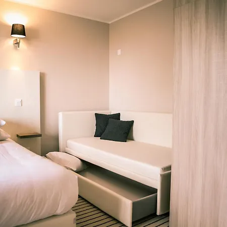 Western Riviera מלון 4*